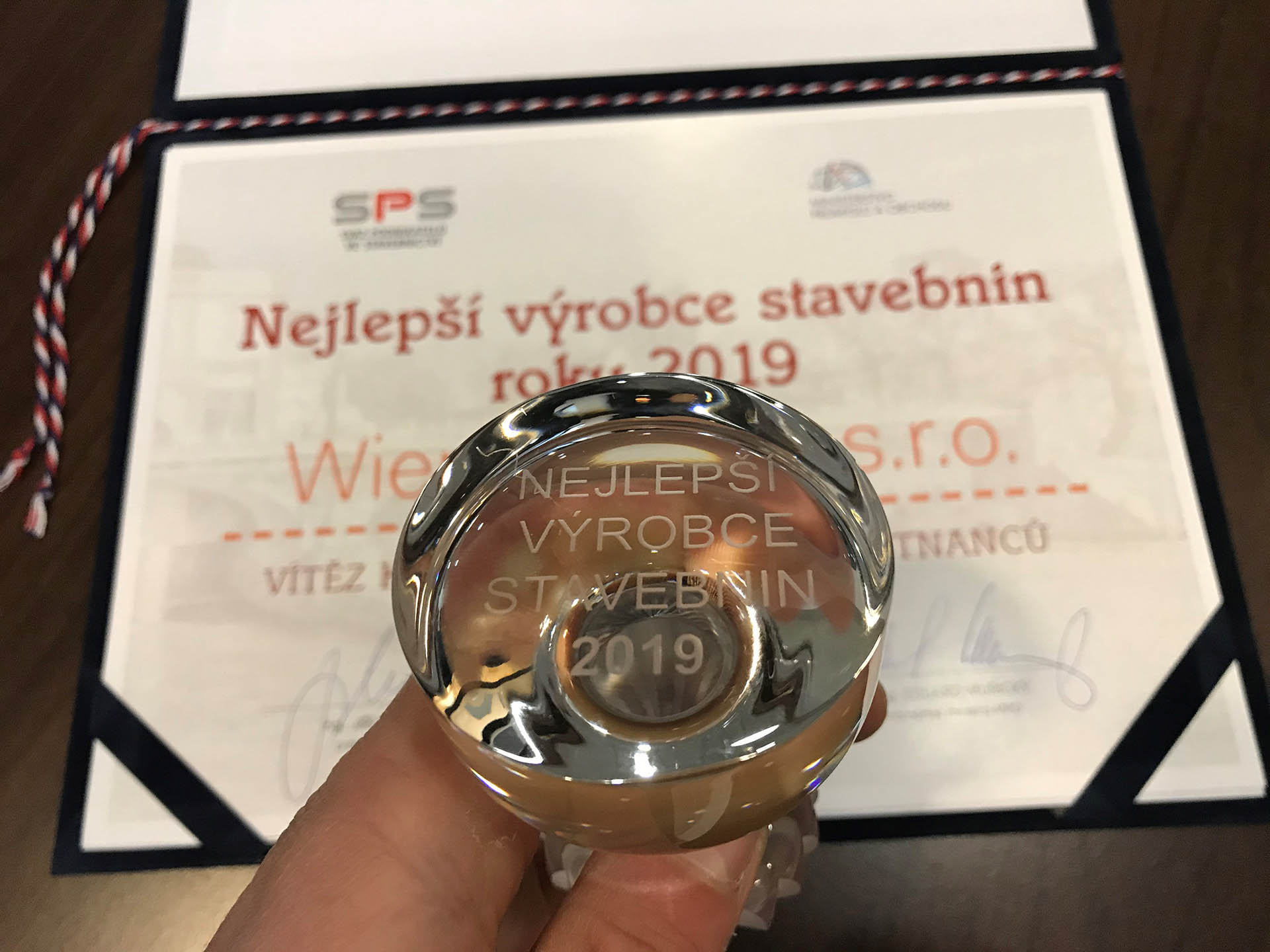 Dvě ocenění pro Wienerberger: nejlepší výrobce stavebnin 2019 a bronzová známka kvality